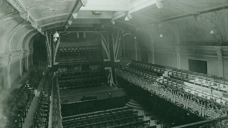 Photograph of the interior of the cinema, taken between 1893 and 1910 