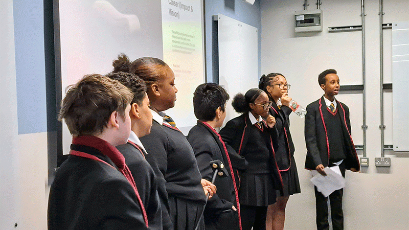 Smart Cities Challenge final students presenting