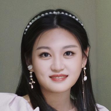 Head and shoulders image of Yuqi Wang